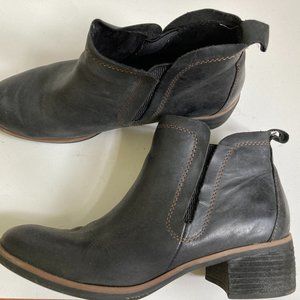 Korks Black Leather Ankle High Chelsea Boots